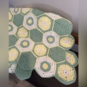 Vtg Pastel Green Yellow & White Crochet Hexagon Granny Blanket Afghan 83 x 83 In